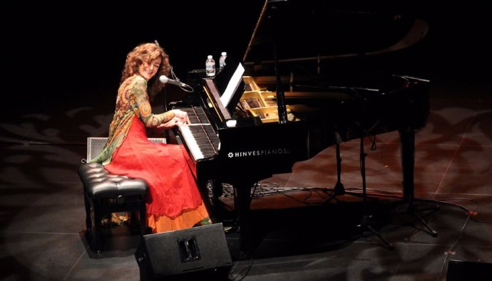 La plaza Afán de Rivera de Jaraba recibirá a Carmen París con su espectáculo 'París al piano' este viernes, 1 de julio, a las 23.00 horas.