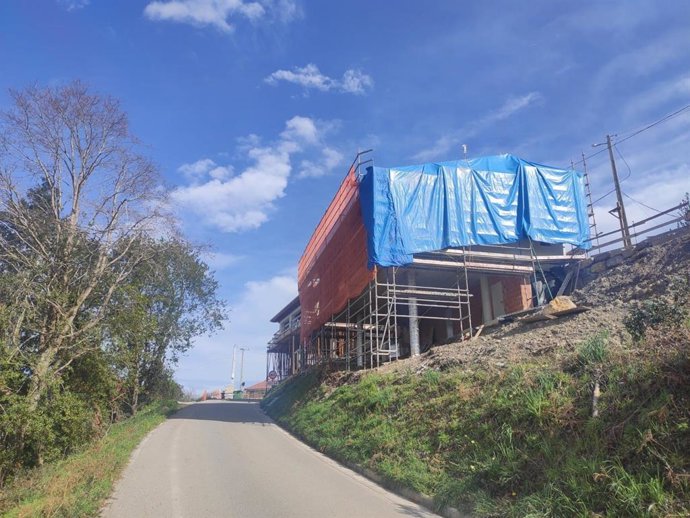 Archivo - Construcción junto a la carretera en Villar (Villaviciosa)