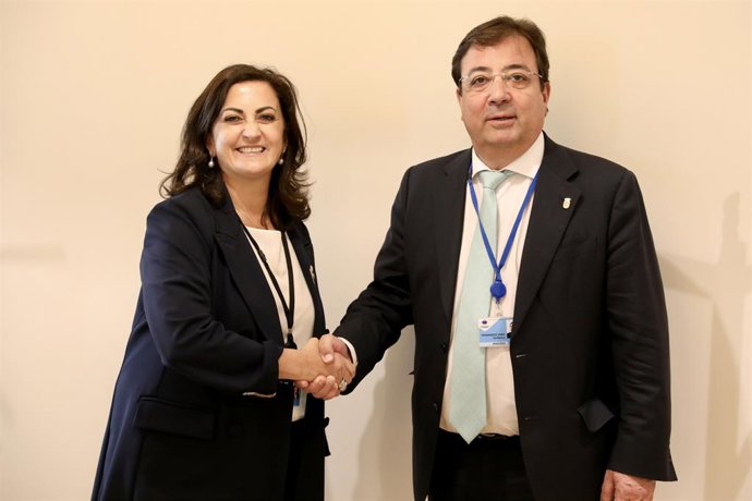 La presidenta del Gobierno riojano, Concha Andreu, recibe del presidente de Extremadura, Guillermo Fernández Vara, la Jefatura de la Delegación española del Comité de las Regiones