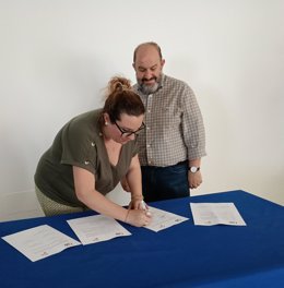 Firma del acuerdo entre PP y Cs en Dalías (Almería)