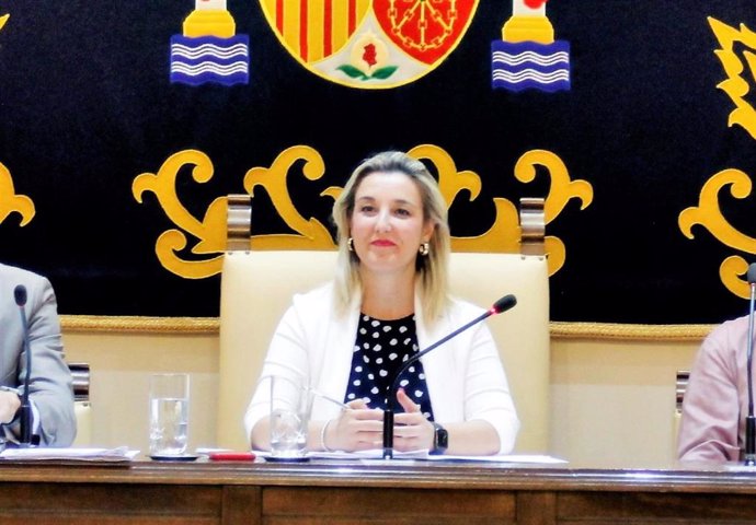 La alcaldesa de Alcalá de Guadaíra, Ana Isabel Jiménez, preside el pleno municipal.