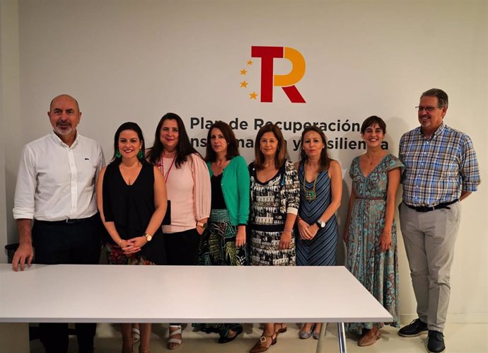 La consejera de Turismo, Industria y Comercio del Gobierno de Canarias, Yaiza Castilla, junto al equipo para desarrollar los fondos Next Generation