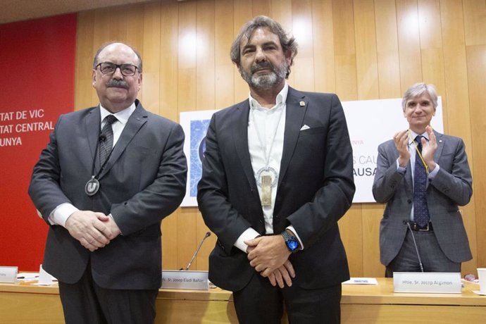 scar Camps, doctor 'honoris causa' por la UVic, junto al rector Josep Eladi Baños y el conseller de Salud Josep Maria Argimon
