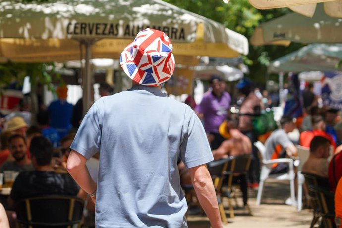 Archivo - Imagen de archivo de aficionados del Glasgow Rangers en la terraza de un bar de la Alameda.