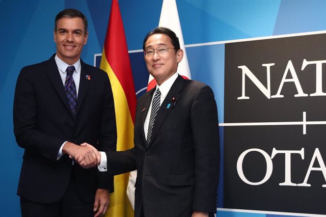 El presidente del Gobierno, Pedro Sánchez, junto al primer ministro de Japón, Fumio  Kishida en un encuentro bilateral durante la Cumbre de la OTAN en Madrid.