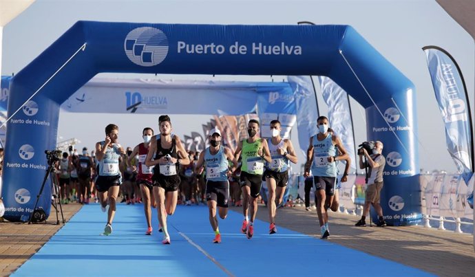 Archivo - Imagen de la carrera 10k Huelva en el Paseo de la Ría.