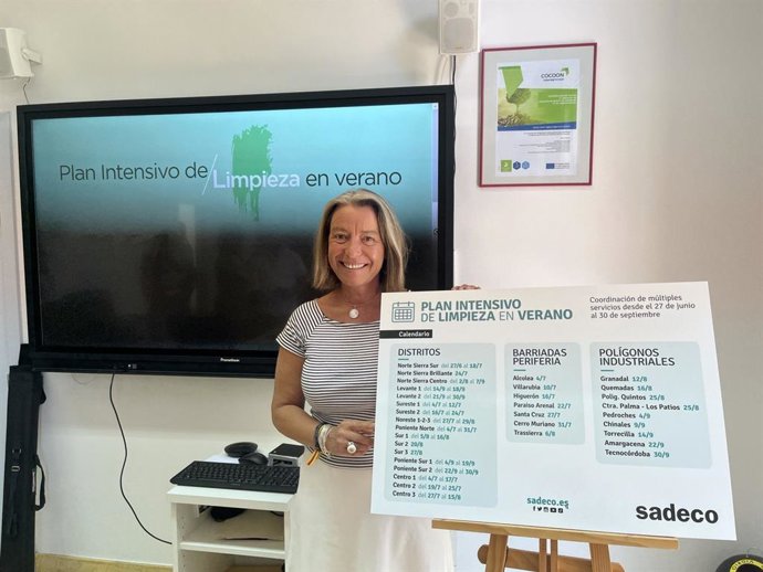 Isabel Albás presenta el plan intensivo de limpieza para los meses de verano.