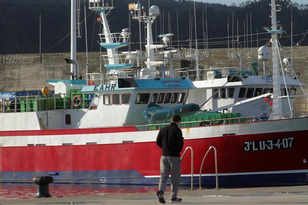 Archivo - Una persona camina por el puerto de Celeiro, a 8 de marzo de 2022, en Viveiro, Lugo, Galicia (España). La flota de Celeiro, en el municipio lucense de Viveiro, ha iniciado un amarre parcial debido a la subida del precio del gasoil derivada de 