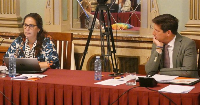 Noelia Álvarez, viceportavoz de Cs en el Ayuntamiento de Huelva, y Guillermo García de Longoria, portavoz, en el grupo municipal celebrado este miércoles.