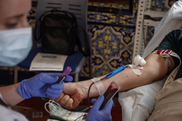 Una persona dóna sang durant la presentació de la campanya d'estiu de donació de sang, en l'Hospital Malvarrosa