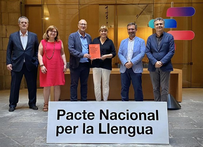 El presidente de mnium Cultural, Xavier Antich, y otros miembros de la Junta Directiva de la entidad presentan un informe con propuestas para blindar el catalán a la consellera de Cultura, Natlia Garriga