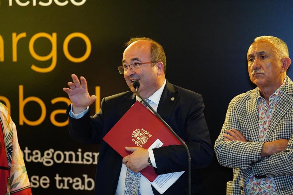 El ministro de Cultura y Deporte, Miguel Iceta (i), y el secretario general de UGT, Pepe Álvarez (d), intervienen durante su visita a la exposición 'Largo Caballero y el protagonismo de la clase trabajadora (1869-1946)', en el Centro Documental de la Me