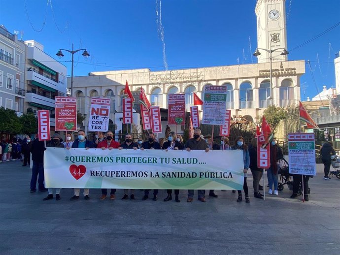 Archivo - Una concentración de IU y CCOO en Lucena en defensa de la sanidad pública.