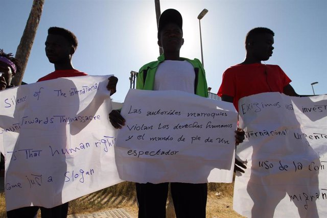 Un grupo de migrantes de origen subsahariano con carteles, durante una concentración en las inmediaciones del CETI para protestar por los hechos ocurridos el pasado 24 de junio en Melilla, a 27 de junio de 2022, en Melilla (España). 