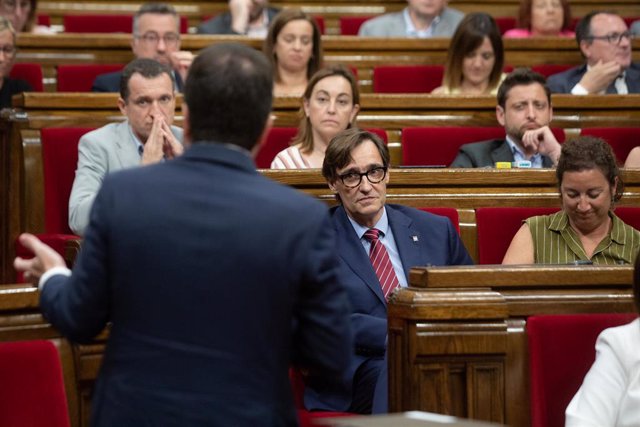 El presidente de la Generalitat, Pere Aragonès, y el primer secretario del PSC, Salvador Illa, en la sesión de control al Govern en el pleno del Parlament.