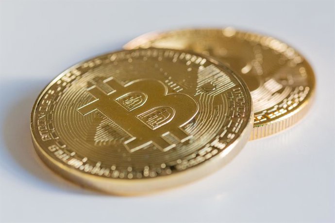 Archivo - Representación gráfica de dos bitcoin.