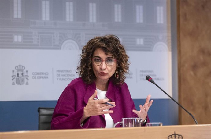 Archivo - La ministra de Hacienda y Función Pública, María Jesús Montero, comparece ante los medios para presentar un avance de los datos de cierre de recaudación tributaria correspondientes a 2021.