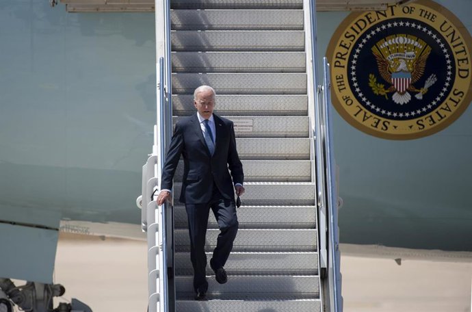El presidente de EEUU, Joe Biden, baja por las escaleras de su avión Air Force One, a su llegada a la base aérea de Torrejón de Ardoz, a 28 de junio de 2022, en Torrejón de Ardoz, Madrid (España). Biden ha llegado a España en su avión Air Force One, bli