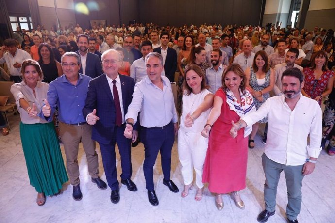 Elías Bendodo, presidente del PP de Málaga, junto a afiliados y simpatizantes 'populares'