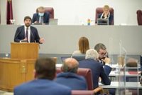 El PSOE tiende la mano al PP pero exige la expulsión de los "tránsfugas"