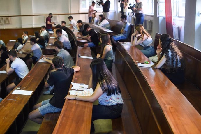 Varios alumnos en un aula de la Facultad de Derecho el día que da comienzo las pruebas de acceso a la universidad del año 2022.