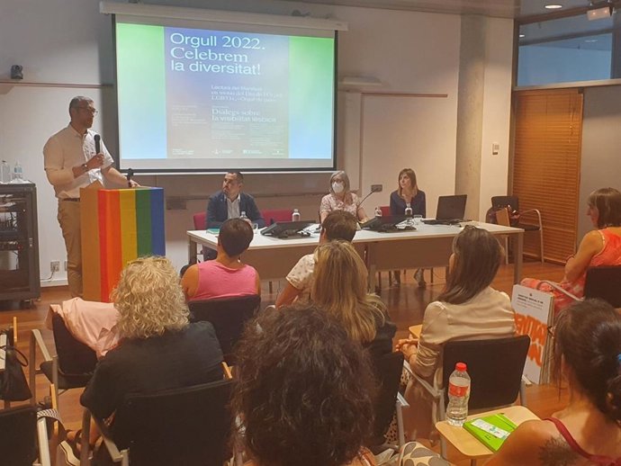 El delegado del Govern en Lleida, Bernat Solé, ha participado en el acto institucional del Día Internacional del Orgullo LGBTI+.