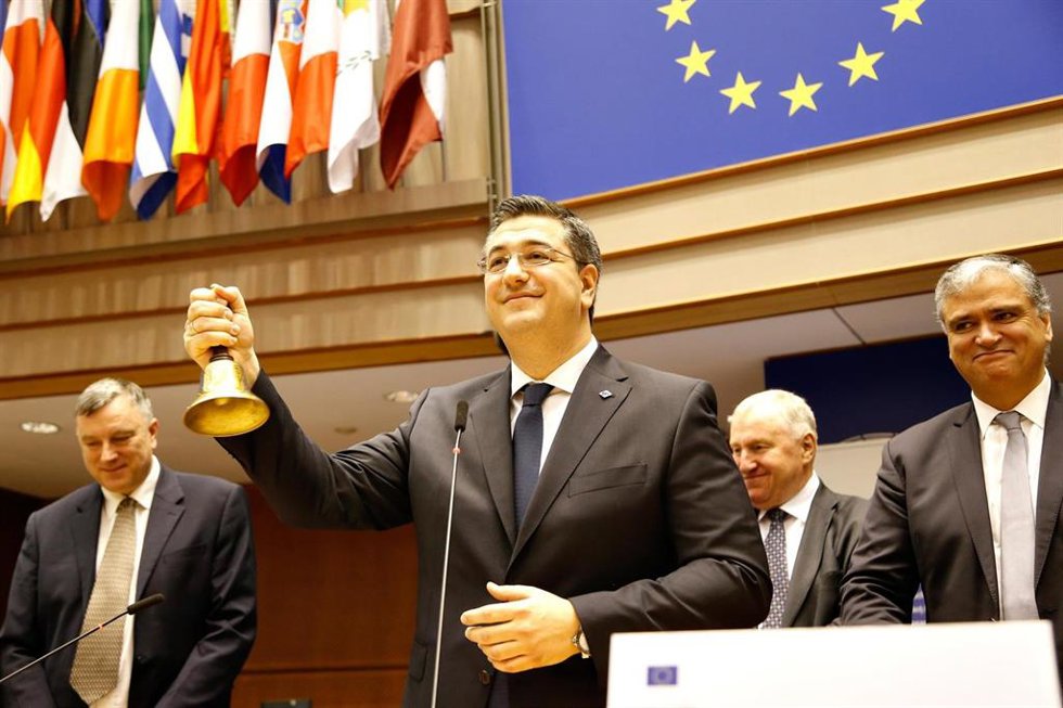 El expresidente del CDR Apostolos Tzitzikostas dona un olivo para "alabar la democracia y la paz".