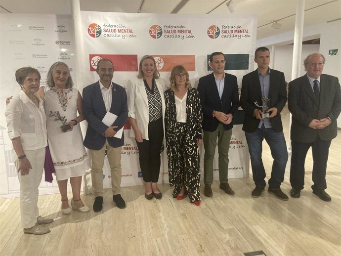 Luis Alberto Barriga (3 i), Isabel Blanco, Elena Briongos y Conrado Íscar, junto a premiados por Salud Mental CyL.