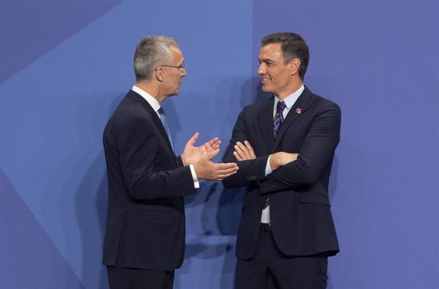 El secretario General de la OTAN, Jens Stoltenberg (i), y el presidente del Gobierno, Pedro Sánchez, conversan a su llegada al comienzo de la Cumbre de la OTAN 2022 en el Recinto Ferial IFEMA MADRID, a 29 de junio de 2022, en Madrid (España). 