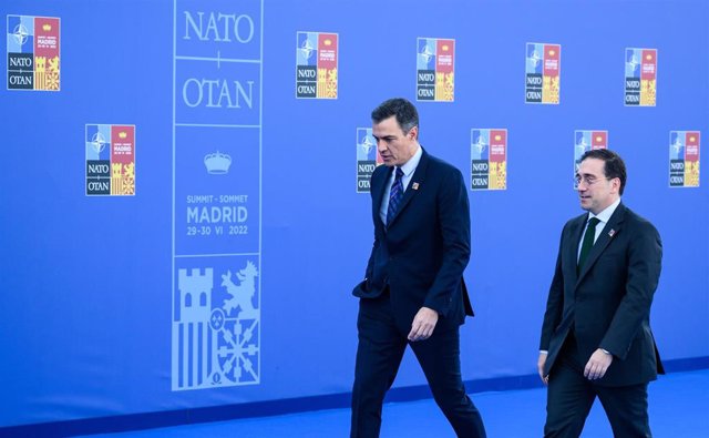 El presidente del Gobierno, Pedro Sánchez, y el ministro de Asuntos Exteriores, José Manuel Albares, durante la cumbre de la OTAN