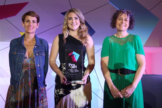 Sofía Esparza muestra el premio, junto con la presidenta Chivite y la consejera Rebeca Esnaola