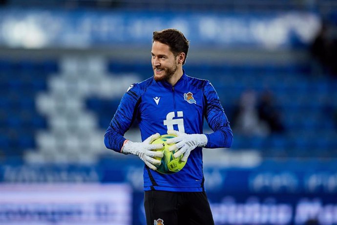 Archivo - Álex Remiro, en un calentamiento antes de un partido con la Real Sociedad