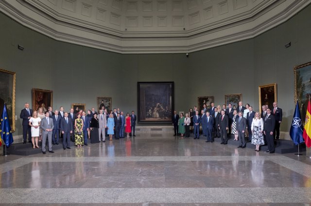 Los líderes de la OTAN y la UE, frente al cuadro de 'Las meninas' en el Museo del Prado