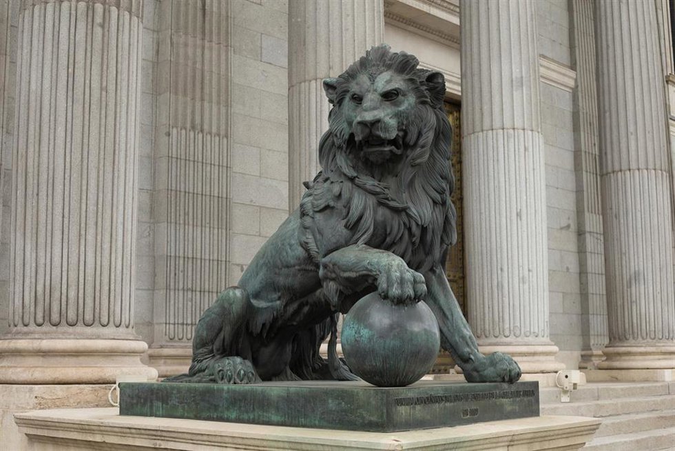 Archivo - Estatua de un león en la entrada del Congreso 