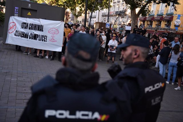 Policías controlan una manifestación contra la Cumbre de la OTAN, en la Plaza Tirso de Molina de Madrid