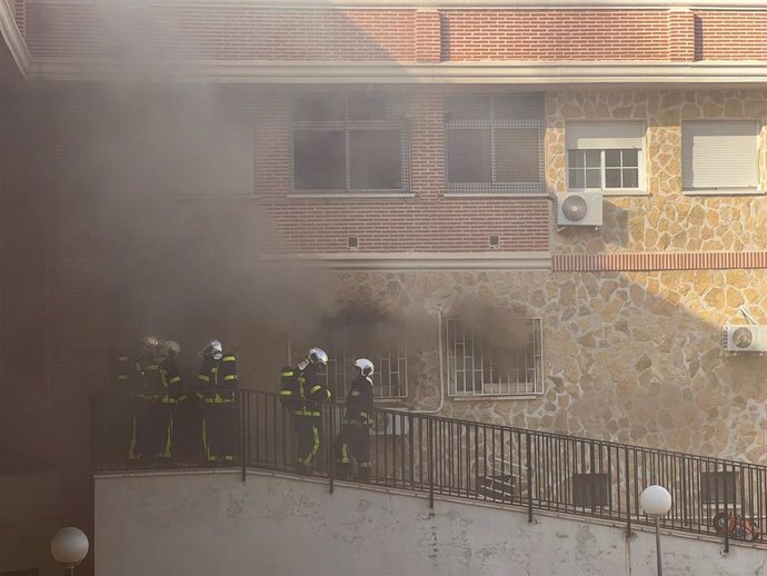 Un incendio en una vivienda en Arroyomolinos afecta a 12 personas y cinco son trasladadas al hospital