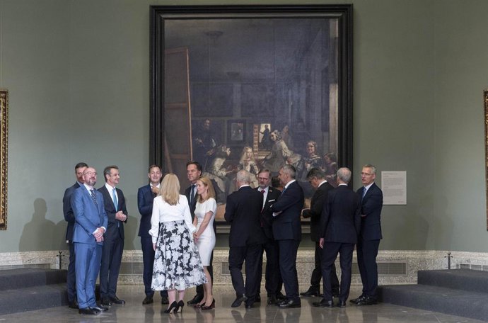 Los líderes de la OTAN y la UE, frente al cuadro de 'Las meninas' en el Museo del Prado