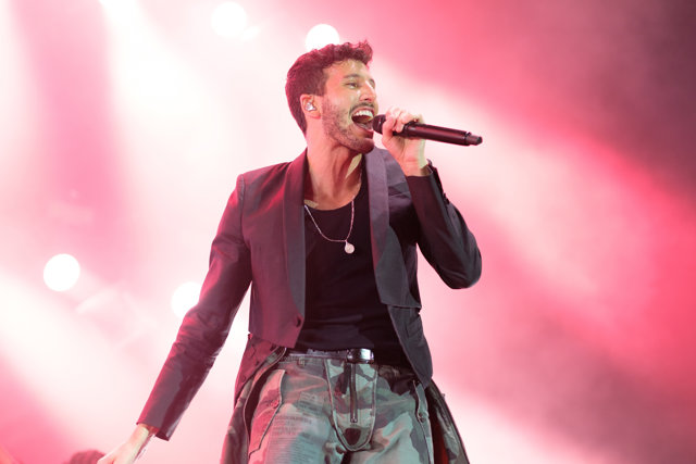 El cantante colombiano Sebastián Yatra actúa en el Wizink Center de Madrid.