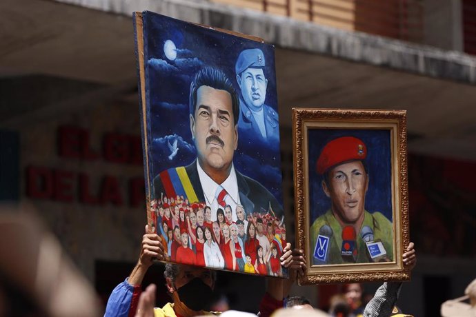 Archivo - Miembros de la milicia bolivariana participan en una marcha para conmemorar el 20 aniversario del golpe de Estado que apartó brevemente del poder al fallecido presidente venezolano Hugo Chávez.