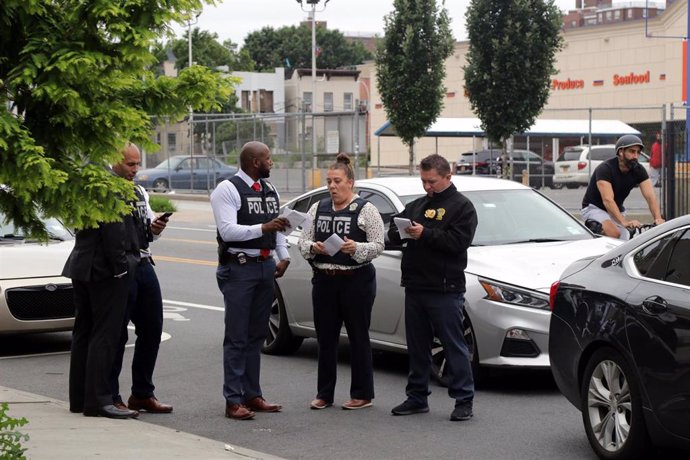 Archivo - Agentes de policía investigan la escena en la Avenida Prospect en la sección de Longwood del municipio, donde una persona fue disparada por un hombre armado frente a la Iglesia de San Antonio de Padua