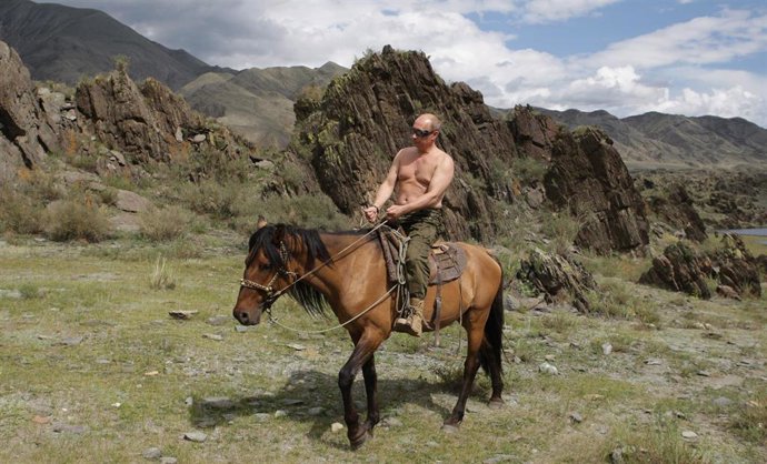 El presidente de Rusia, Vladimir Putin, monta a caballo durante sus vacaciones. (ARCHIVO)