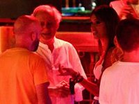 ¡Enamoradísima! Sara Carbonero presume de buena relación con sus 'suegros' en el concierto de Nacho Taboada