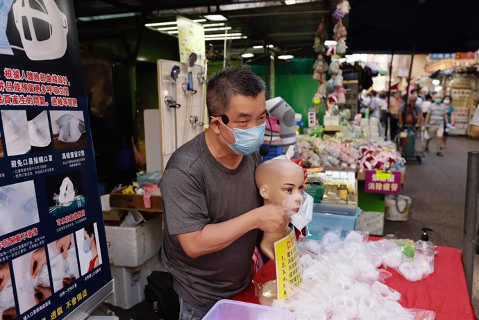 Archivo - 17 July 2020, China, Hong Kong: A salesman wears a face mask while selling inventive accessories for facial masks at a local market as the city is under threat of third wave of coronavirus pandemic. Photo: Liau Chung-Ren/ZUMA Wire/dpa