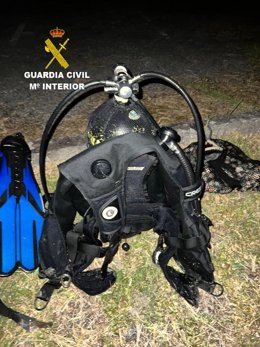 Material de buceo intervenido por la Guardia Civil en un operativo contra el furtivismo en Fisterra.