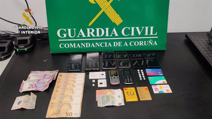 Efectos intervenidos por la Guardia Civil en un operativo en el que ha desarticulado un grupo criminal asentado en Carballo dedicado a la realización de estafas de la factura a empresas de toda España.