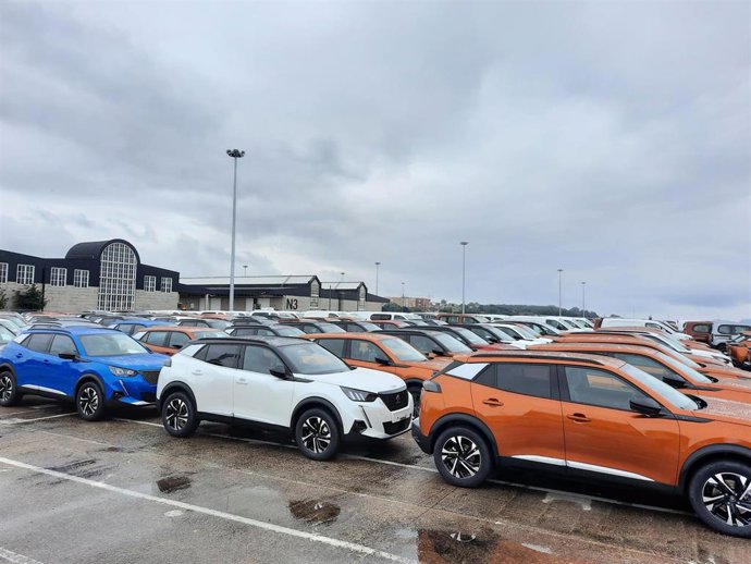 Coches fabricados en Stellantis Vigo listos para su exportación.