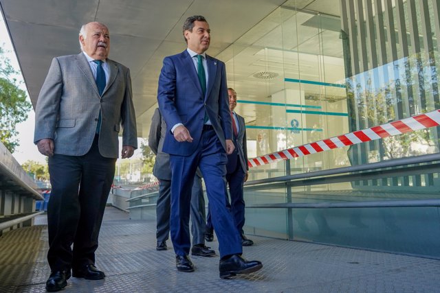El presidente de la Junta de Andalucía, Juanma Moreno (d),  acompañado del consejero de Salud, Jesús Aguirre (i), durante la   visita a las obras del Hospital Materno Infantil Macarena-Cartuja a 25 de abril del 2022 en Sevilla (Andalucía, España)