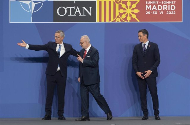 (I-D) El secretario general de la OTAN, Jens Stoltenberg; el presidente de Letonia, Egils Levits; y el presidente del Gobierno, Pedro Sánchez