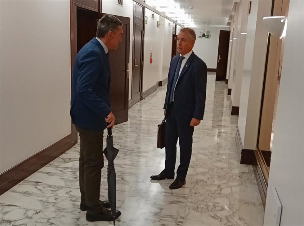El lehendakari (derecha), a su llegada al Parlamento