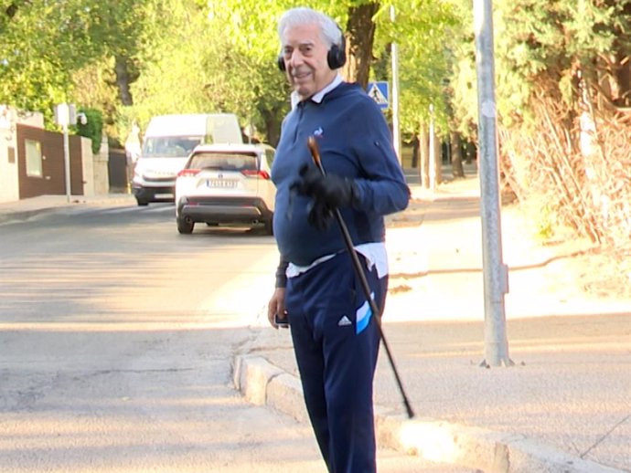 Mario Vargas Llosa llegando al domicilio que comparte con Isabel Preysler este jueves